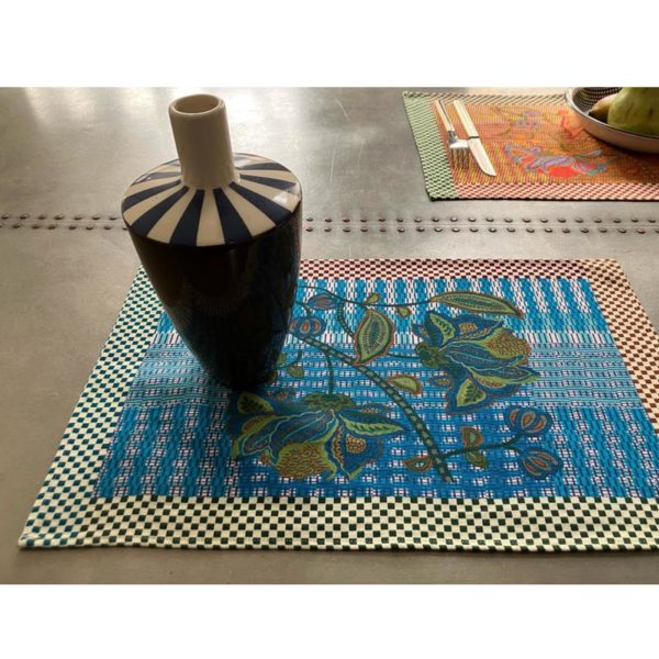 PHOTO Placemat Selavy Flower Blue en situation copie PHOTO Placemat Selavy Flower Blue en situation copie