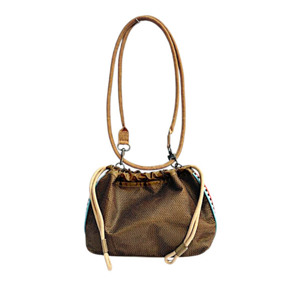 PHOTO-OKONET TAUPE front porte epaule 1400x1400-Photoroom